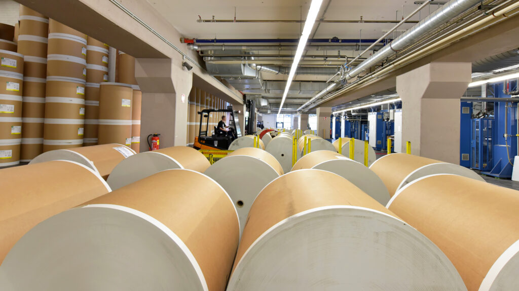 storage of paper rolls in a printing plant for further processing and printing of daily newspapers  // Lagerung von Papierrollen in einer Großdruckerei